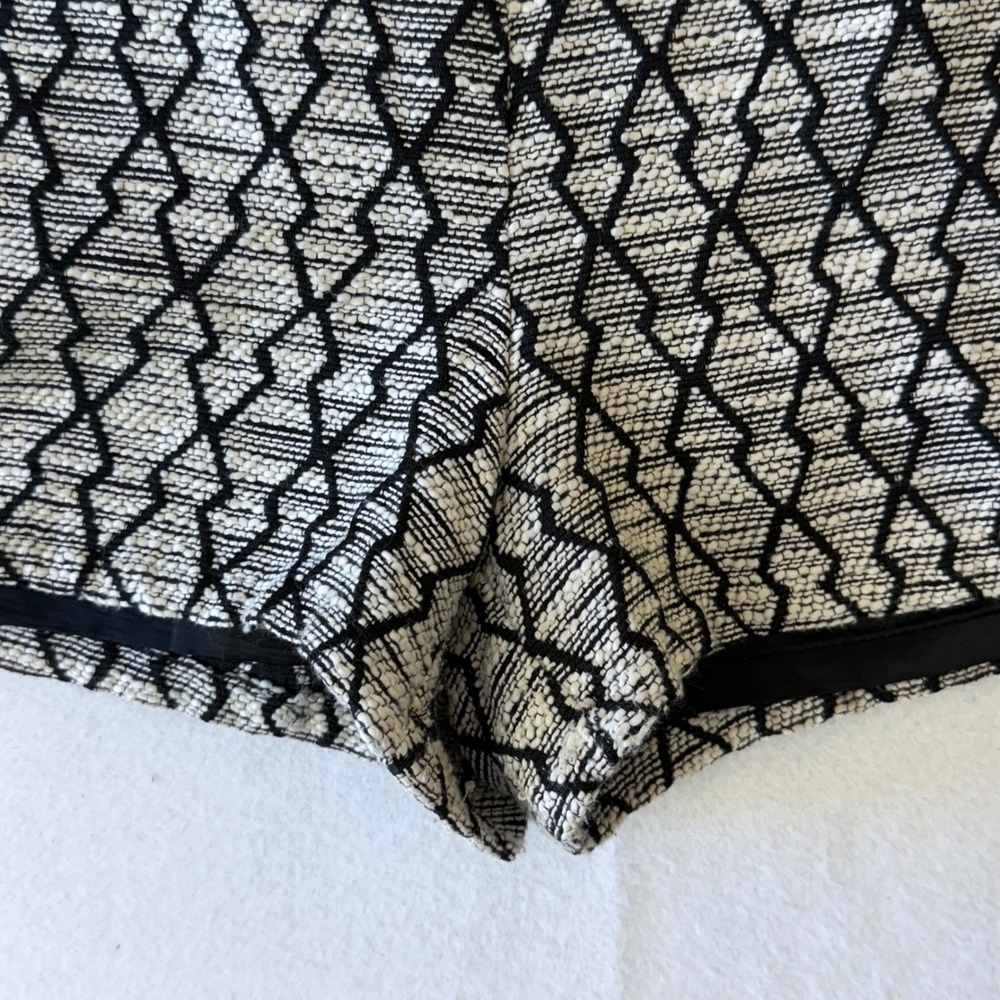 Love 21 Black White Geometric Diamond Jacquard Shorts Size M side zip‎ - Picture 8 of 11
